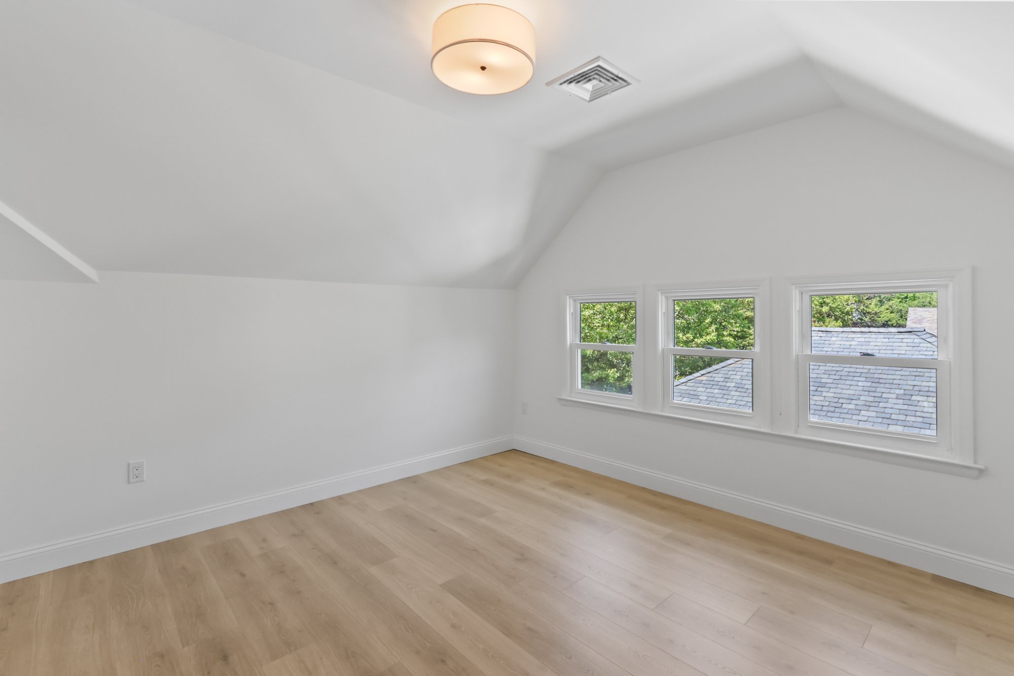 Bedroom vaulted ceiling with en suite bath beam